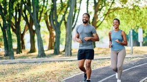 Além dos benefícios físicos, a corrida também contribui para o bem-estar mental e o fortalecimento dos vínculos sociais (Imagem: pics five | Shutterstock)