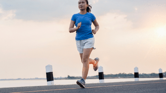A corrida não deve ser tratada como inimiga automática de pacientes com lipedema (Imagem: PanyaStudio | Shutterstock)