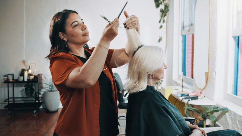 Cortar as pontas pode deixar o cabelo mais volumoso? Entenda o que causa essa impressão