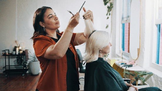 Além do efeito visual, entender a diferença entre fios finos, quebra e baixa densidade é importante para avaliar a saúde capilar  (Imagem: PeopleImages | Shutterstock)
