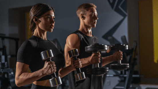 Um treino de superiores bem-feito contribui para a força, a postura e um corpo mais harmônico (Imagem: But_Photo | Shutterstock)