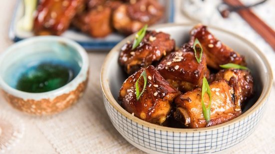 Costela suína agridoce (Imagem: Maggiezhu | Shutterstock)