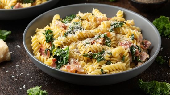 Macarrão com couve e bacon (Imagem: DronG | Shutterstock)