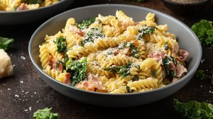 Macarrão com couve e bacon (Imagem: DronG | Shutterstock)