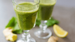 O suco verde de couve, limão e gengibre  contribui para a saúde do organismo (Imagem: Happy Moments | Shutterstock)