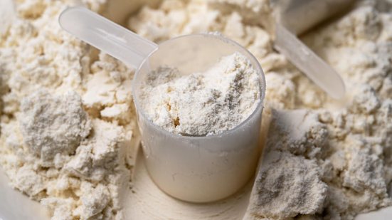 Consumir creatina a seco pode comprometer não só a saúde bucal, mas também as vias respiratórias e o organismo como um todo (Imagem: Erhan Inga | Shutterstock)