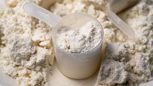 Consumir creatina a seco pode comprometer não só a saúde bucal, mas também as vias respiratórias e o organismo como um todo (Imagem: Erhan Inga | Shutterstock)