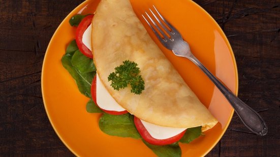 Crepioca recheada com tomate, rúcula e queijo (Imagem: Iuliia Timofeeva | Shutterstock)