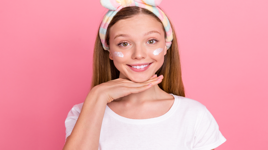 O contato precoce com tendências de beleza levanta alertas sobre o uso de cosméticos por crianças (Imagem: Roman Samborskyi | Shutterstock)