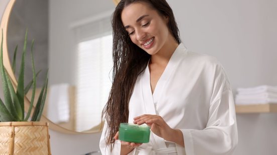 O cronograma capilar é uma estratégia acessível para quem busca resultados consistentes sem sair de casa (Imagem: New Africa | Shutterstock)