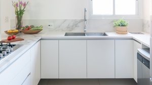 A cuba certa transforma a rotina, organiza tarefas e valoriza o espaço da cozinha (Projeto: Isabella Nalon | Imagem: Julia Herman)