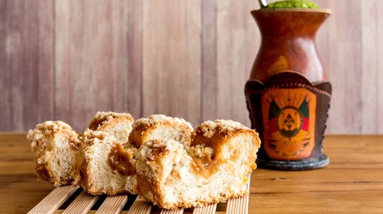 Cuca gaúcha com doce de leite (Imagem: Giovani Dressler | Shutterstock)