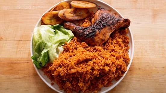 Frango peri-peri com arroz Jollof, banana frita e salada (Imagem: Syed Hasan Faraz | Shutterstock)