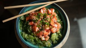 Sunomono com salmão e kani (Imagem: Brgphoto | Shutterstock)