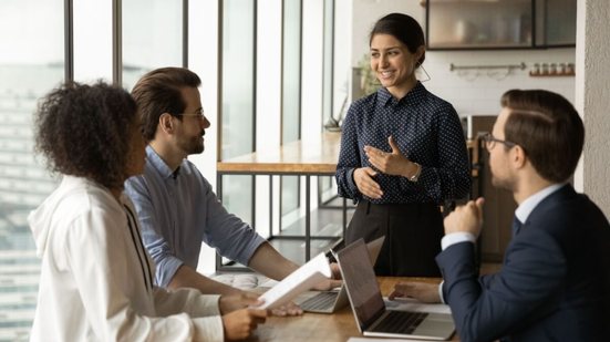 Cultura comercial estimula a empresa a focar o cliente e o crescimento do negócio (Imagem: fizkes | Shutterstock)