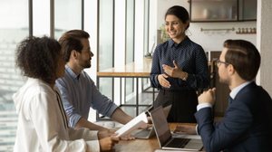 Cultura comercial estimula a empresa a focar o cliente e o crescimento do negócio (Imagem: fizkes | Shutterstock)