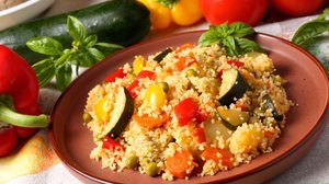 Cuscuz marroquino com legumes (Imagem: Luca Piva | Shutterstock)