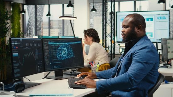 Empresas que usam inteligência artificial crescem mais rápido e erram menos (Imagem: DC Studio | Shutterstock)