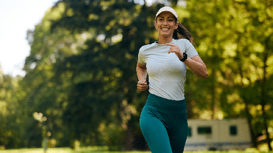 Dar os primeiros passos na corrida exige planejamento e paciência, mas algumas escolhas ajudam a tornar os treinos mais leves e a primeira prova mais tranquila (Imagem: Drazen Zigic | Shutterstock)
