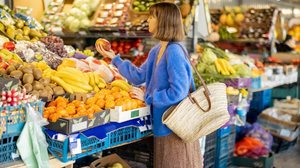 Atitudes simples ajudam a escolher alimentos na feira de maneira correta (Imagem: RossHelen | Shutterstock)