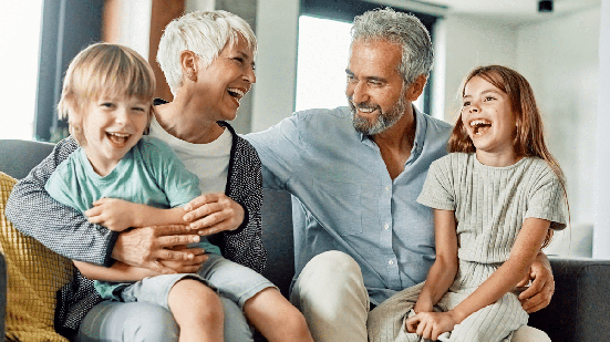 Cada fase da vida pede atenção especial à saúde e ao bem-estar (Imagem: pics five | Shutterstock)