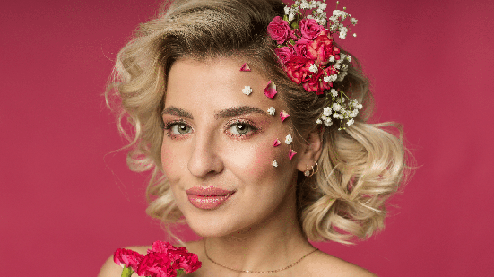 As flores podem ajudar a compor penteados que fogem do básico (Imagem: Aleksandra Netulchak | Shutterstock)