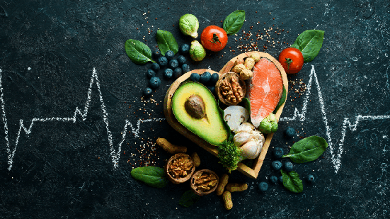 Escolhas diárias na alimentação influenciam diretamente a prevenção de doenças cardiovasculares (Imagem: YARUNIV Studio | Shutterstock)