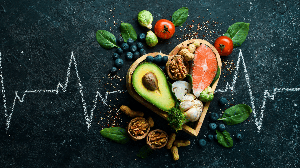 Escolhas diárias na alimentação influenciam diretamente a prevenção de doenças cardiovasculares (Imagem: YARUNIV Studio | Shutterstock)