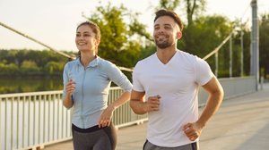 Alteração na rotina de treinos pode impactar tanto a prática de exercícios quanto a alimentação e o bem-estar (Imagem: Studio Romantic | Shutterstock)