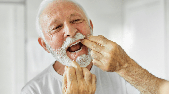 A retração gengival pode fazer com os dentes pareçam mais compridos, mesmo sem terem aumentado de tamanho (Imagem: pics five | Shutterstock)