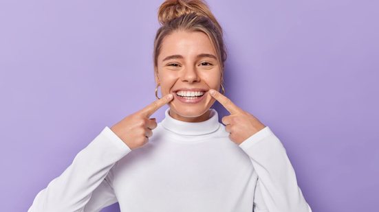 Os cuidados com a saúde bucal devem ser adaptados para o frio (Imagem: Cast Of Thousands | Shutterstock)