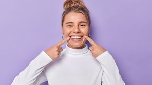 Os cuidados com a saúde bucal devem ser adaptados para o frio (Imagem: Cast Of Thousands | Shutterstock)