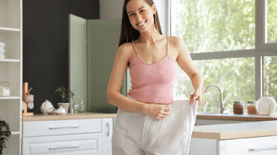 A cirurgia plástica para retirada do excesso de pele deve ser planejada para garantir segurança, conforto e melhores resultados após o emagrecimento (Imagem: Pixel-Shot | Shutterstock)