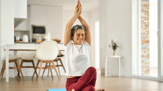 A adoção de hábitos saudáveis após os 45 anos pode contribuir para preservar a autonomia e a qualidade de vida (Imagem: insta_photos | Shutterstock)