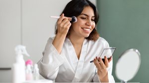 Os dermomakes unem maquiagem e cuidados com a pele (Imagem: Prostock-studio | Shutterstock)