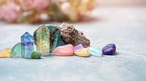 As pedras e cristais atuam como guias energéticos (Imagem: ju_see | Shutterstock)