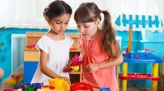 Descobrir quais brincadeiras combinam com cada signo pode facilitar o vínculo familiar e estimular habilidades únicas em cada criança (Imagem: spass | Shutterstock)