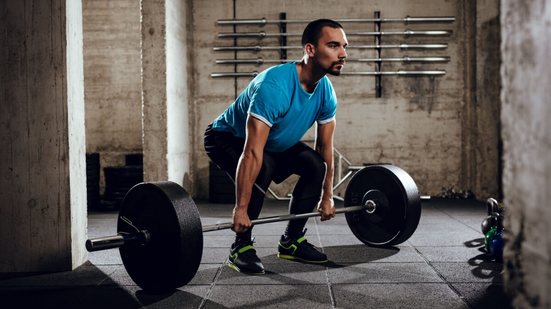 A musculação é uma das ferramentas mais eficazes para a saúde integral masculina (Imagem: MilanMarkovic78 | Shutterstock)
