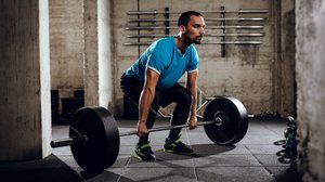 A musculação é uma das ferramentas mais eficazes para a saúde integral masculina (Imagem: MilanMarkovic78 | Shutterstock)