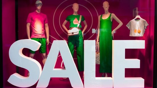 Anúncios coloridos e vitrines chamativas são algumas das estratégias para estimular o consumidor a comprar (Imagem: Taljat David | Shutterstock)