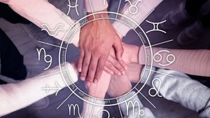 Entre conversas, cuidados e aventuras, os signos se expressam de jeitos distintos nas amizades (Imagem: New Africa | Shutterstock)