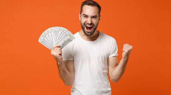 Touro prioriza conquistas que vão além do valor do dinheiro (Imagem: ViDI Studio | Shutterstock)