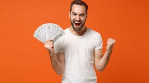 Touro prioriza conquistas que vão além do valor do dinheiro (Imagem: ViDI Studio | Shutterstock)