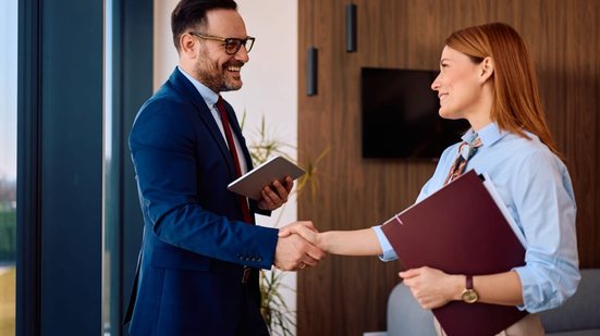 O crescimento de pequenos negócios está menos ligado a vendas isoladas e mais à forma como organizam processos, finanças e decisões estratégicas (Imagem: Drazen Zigic | Shutterstock)