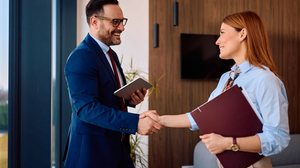 O crescimento de pequenos negócios está menos ligado a vendas isoladas e mais à forma como organizam processos, finanças e decisões estratégicas (Imagem: Drazen Zigic | Shutterstock)