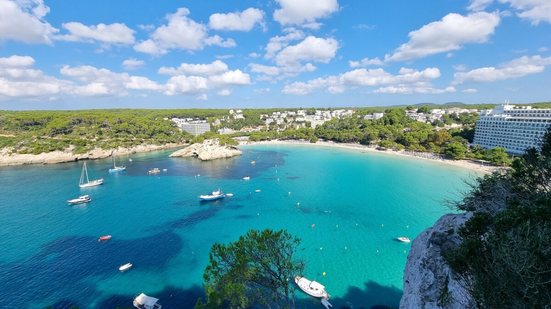 Menorca oferece o equilíbrio perfeito entre belezas naturais, cultura rica, boa comida e festas animadas (Imagem: BenH1994 | Shutterstock)