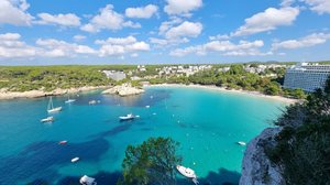 Menorca oferece o equilíbrio perfeito entre belezas naturais, cultura rica, boa comida e festas animadas (Imagem: BenH1994 | Shutterstock)