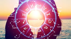 Cada signo revela um jeito único de atrair, seja pelo olhar marcante, pela boa conversa ou pela força das emoções (Imagem: Billion Photos | Shutterstock)