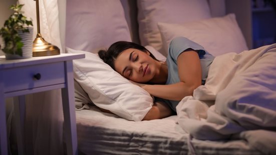 O sono de qualidade não é apenas repouso, mas um mecanismo biológico de restauração que mantém corpo e mente em harmonia (Imagem: Pixel-Shot | Shutterstock)