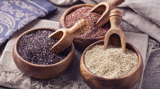 A quinoa é fonte de vitaminas e minerais (Imagem: Elena Schweitzer | Shutterstock)